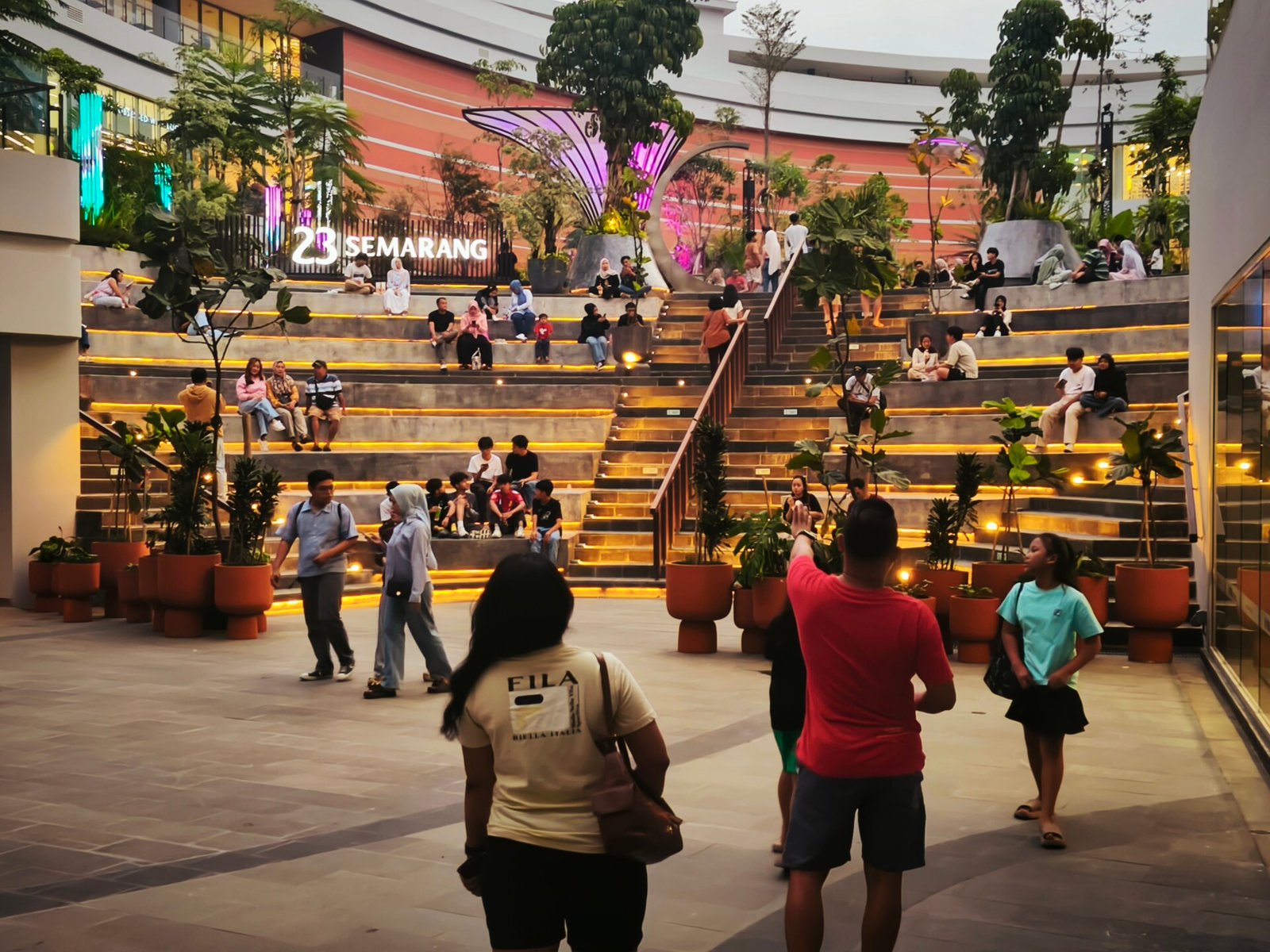 Area amphitheater terbuka di 23 Semarang Shopping Center