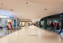 Koridor utama 23 Semarang Shopping Center dengan desain sirkular