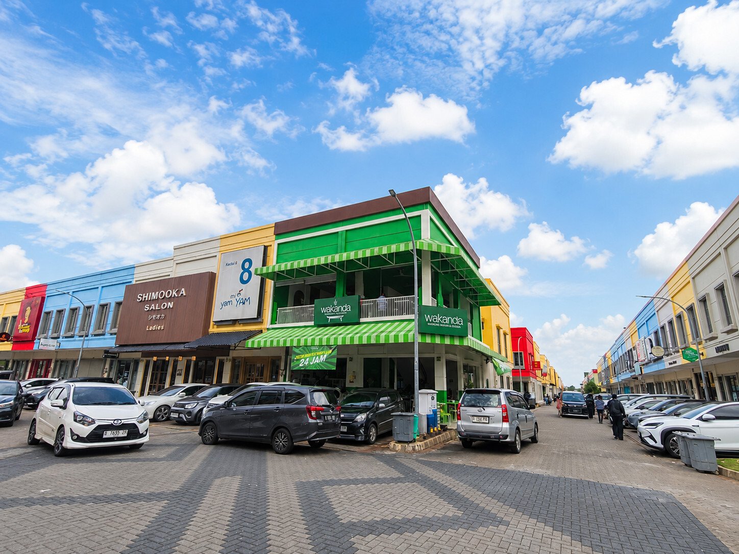 Suasana kawasan komersial Maggiore di Paramount Gading Serpong