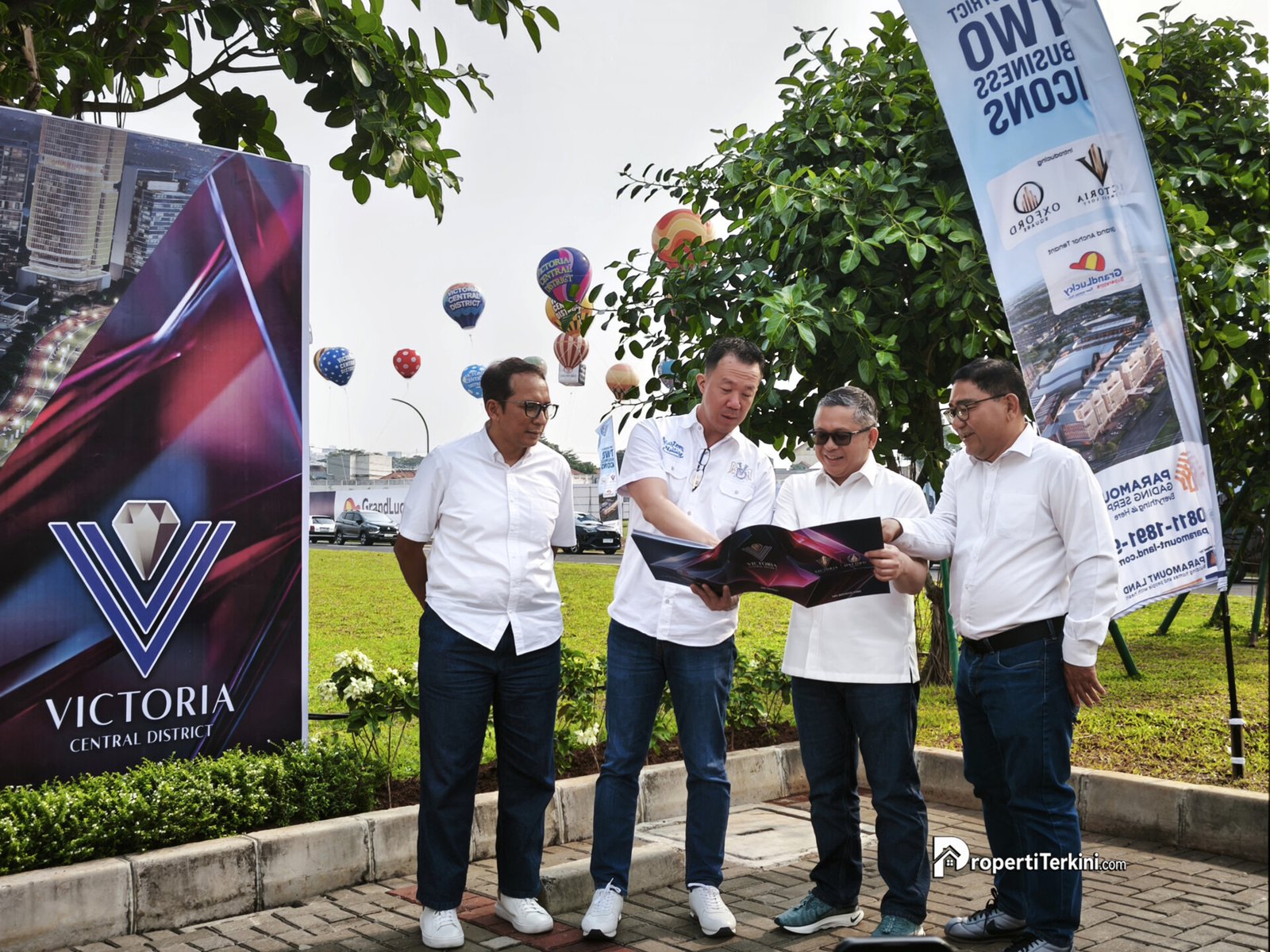 Direksi Paramount Land menunjukkan masterplan Victoria Business Loft di Victoria Central District