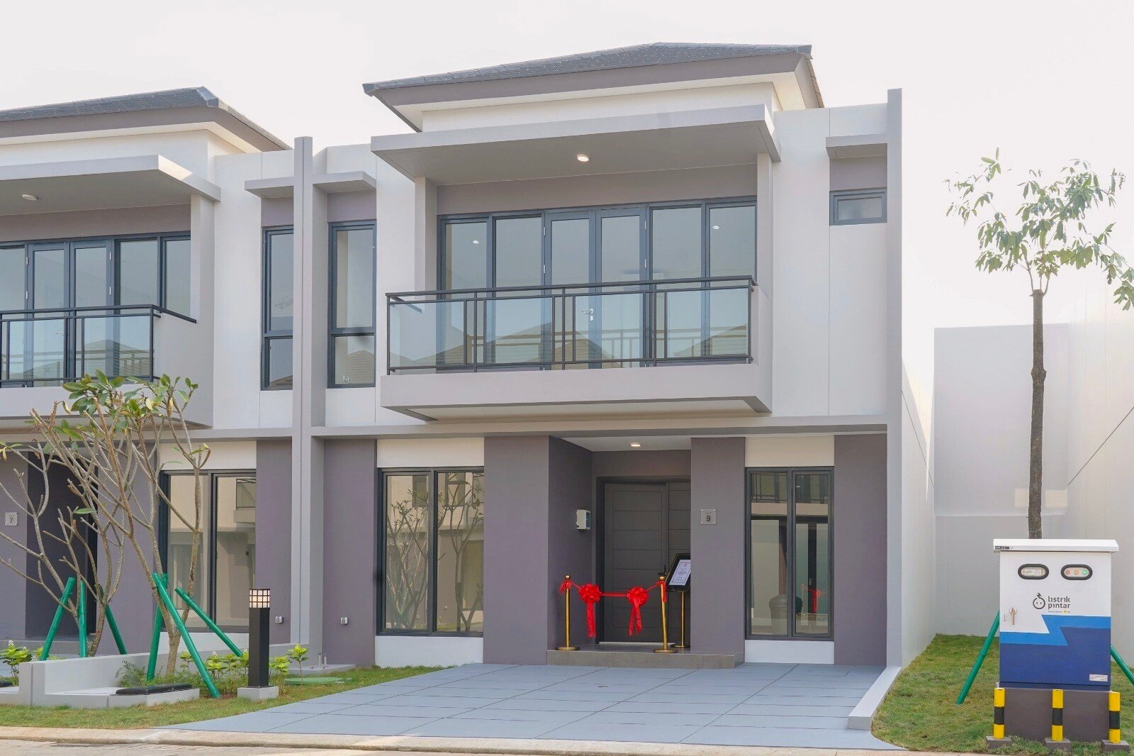 Fasad rumah modern Klaster Lily Paramount Petals