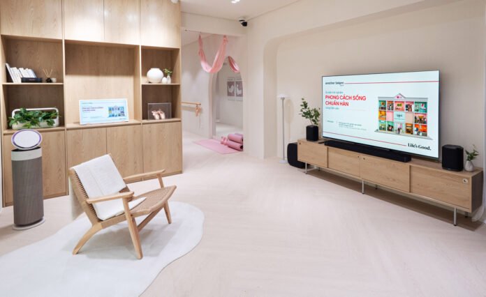 housewarming-by-lg-smart-home-berbasis-ai-gaya-hidup-korea Interior ruang keluarga pada instalasi Housewarming by LG yang menampilkan konsep smart home berbasis AI dengan perangkat elektronik rumah tangga modern dan desain minimalis bergaya Korea Selatan.