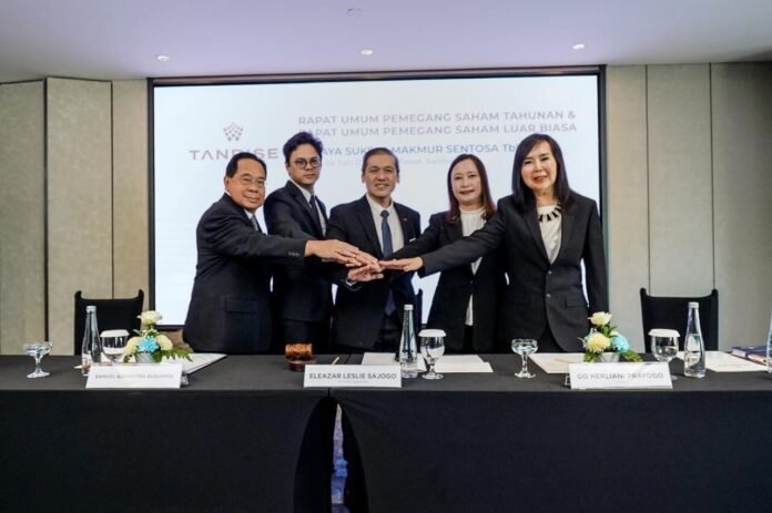 rise-target-pertumbuhan-double-digit-2026-rupst-dan-ekspansi-properti Direksi dan manajemen RISE berfoto bersama usai Rapat Umum Pemegang Saham Tahunan (RUPST) 2026, menegaskan target pertumbuhan double digit melalui ekspansi properti, hospitality, dan penguatan recurring income.