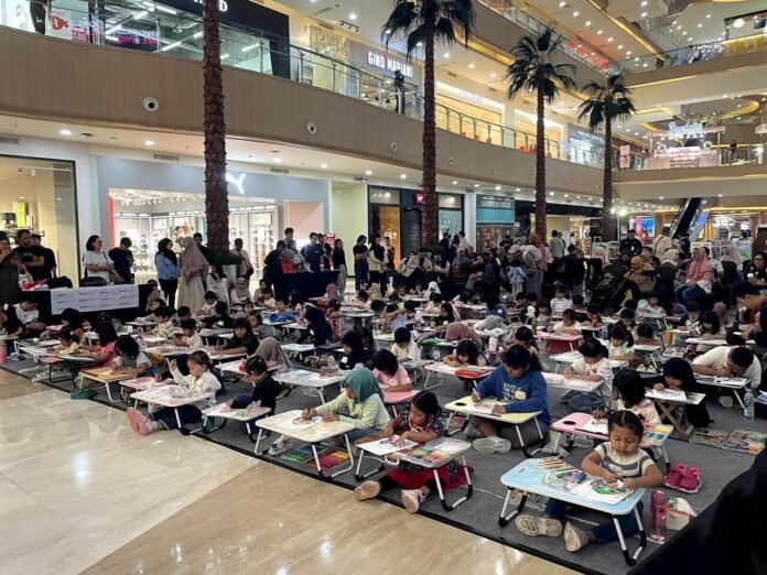 Anak-anak mengikuti kegiatan mewarnai di area atrium Grand Metropolitan Bekasi dalam rangka rangkaian acara Pinkfong dan Baby Shark selama libur sekolah 2026.