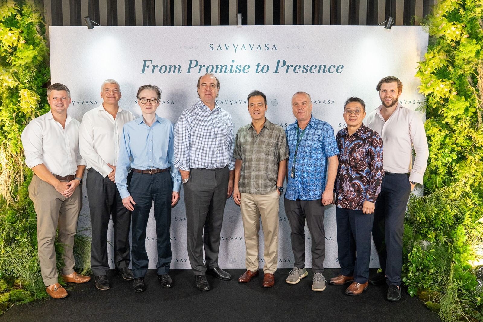 Jajaran manajemen Savyavasa, Swire Properties, dan JSI Group saat perayaan serah terima unit apartemen premium Savyavasa di Dharmawangsa Jakarta Selatan.
