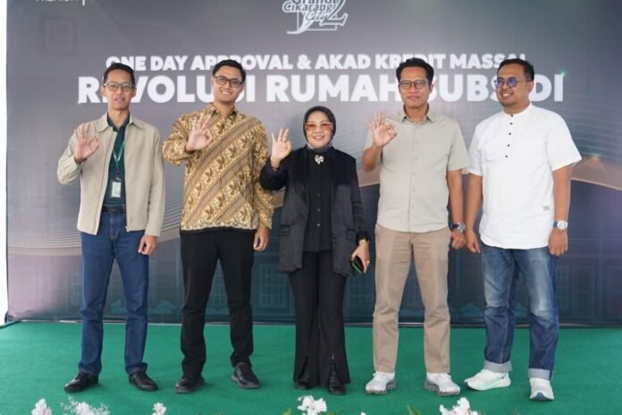 Tuti Mugiastuti bersama pimpinan cabang BTN dan BSN pada Akad Kredit Massal Cluster Livana Park di Grand Cikarang City 2 (GCC2.