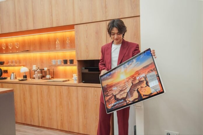 Choi Minho memperkenalkan LG AI TV di LG K House Jakarta