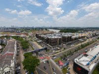 Kawasan komersial Maggiore Gading Serpong dengan latar hunian premium Matera Lakeside dan Danau Cihuni, mencerminkan ekosistem hunian dan komersial terpadu yang dikembangkan Paramount Gading Serpong