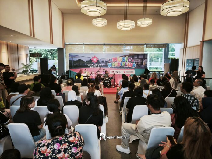 Pengunjung memadati acara Music Wonderland di Community Club Paramount Petals