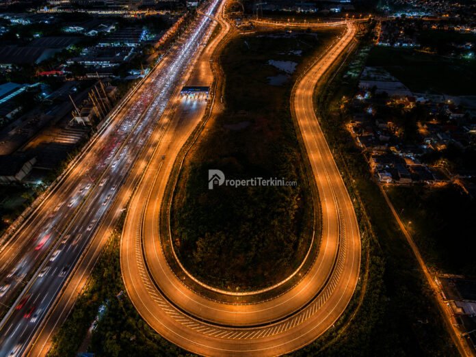 Akses Tol Paramount Petals KM 25 pada malam hari