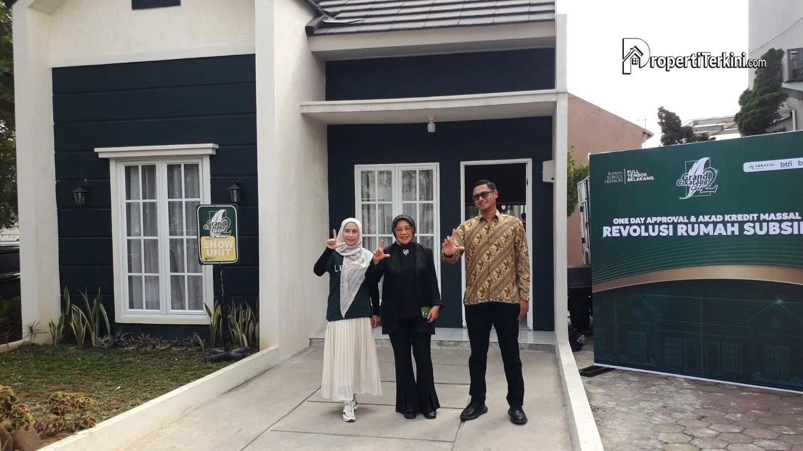 Manajemen Arrayan Group berfoto di depan rumah contoh Cluster Livana Park