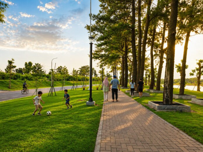 ekosistem-kawasan-lengkap-paramount-gading-serpong-maggiore-hills-park Pengunjung berjalan dan anak-anak bermain di ruang terbuka hijau Maggiore Hills Park kawasan Danau Cihuni, bagian dari ekosistem kawasan lengkap di Paramount Gading Serpong yang mengintegrasikan hunian, komersial, dan fasilitas gaya hidup.