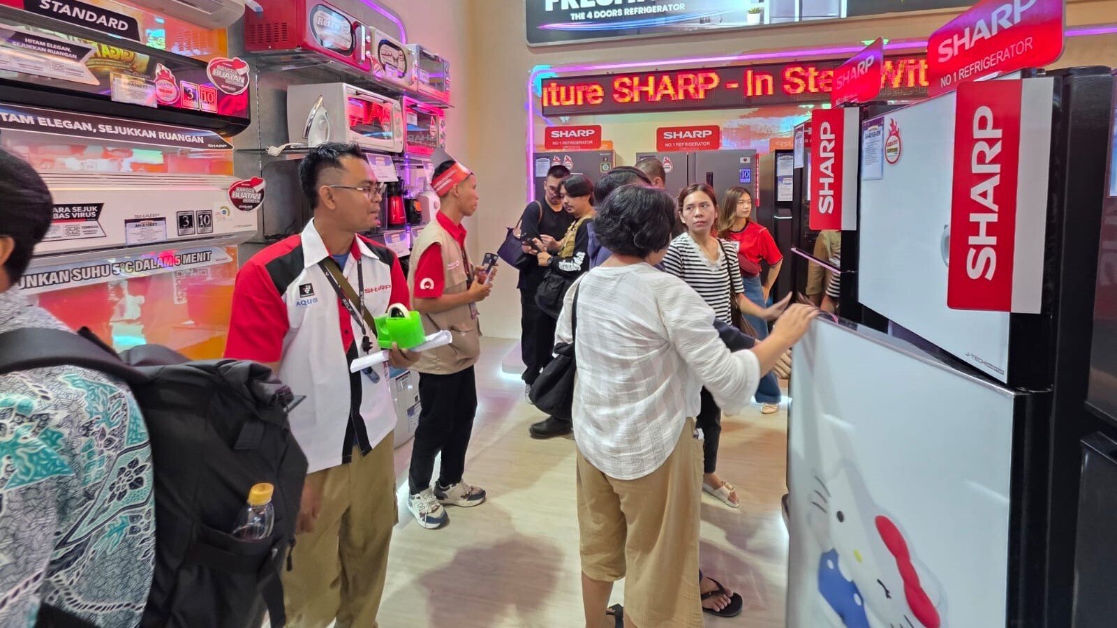 Pengunjung memadati booth Sharp Jakarta Fair 2026