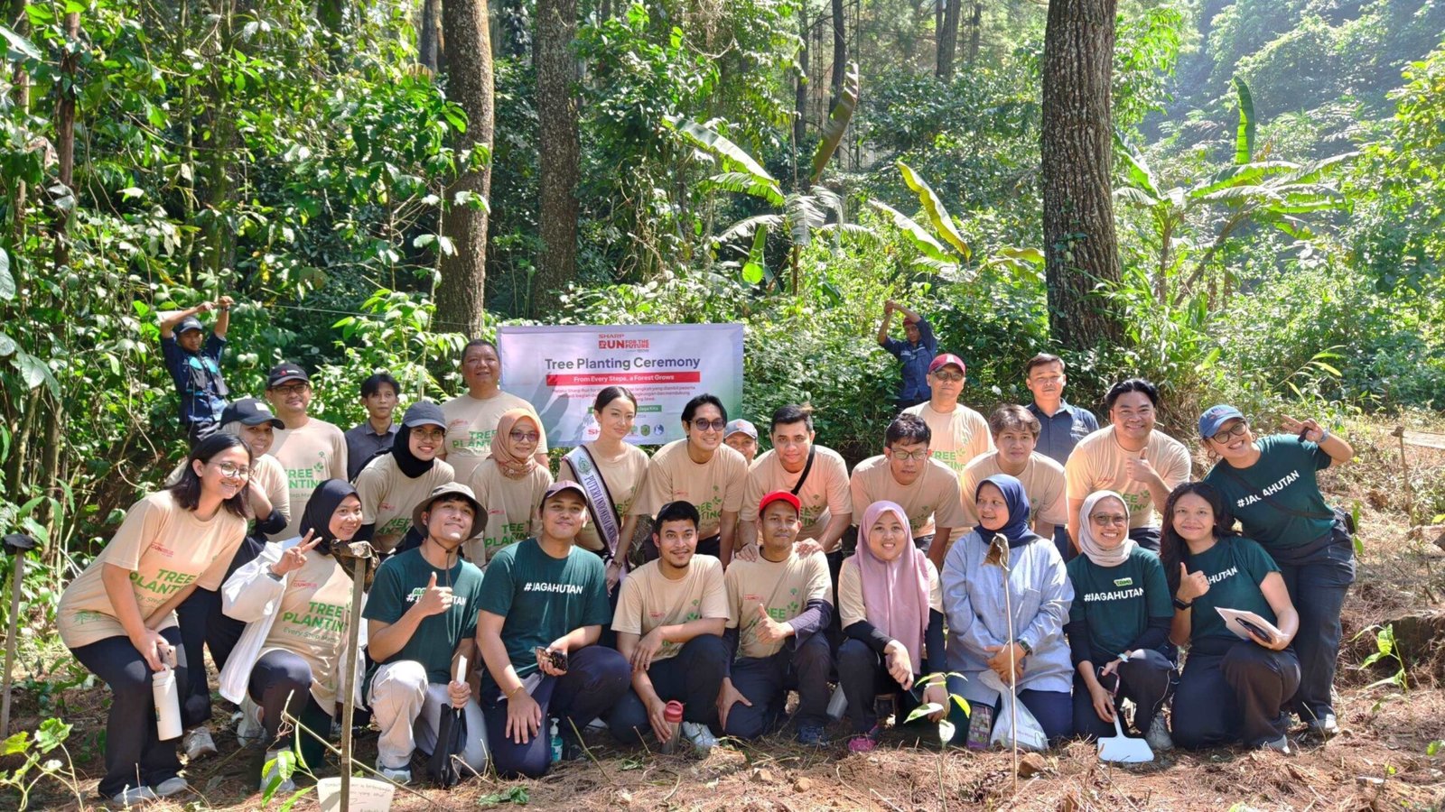 Peserta program Sharp Indonesia tanam 600 pohon berfoto bersama
