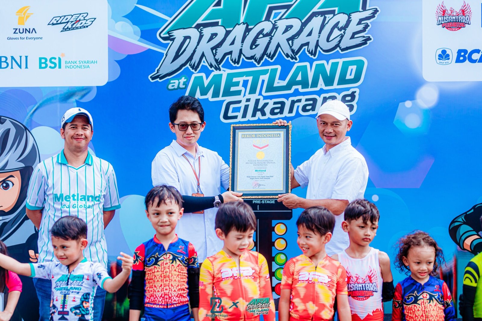 Penyerahan piagam Rekor MURI kepada Metland Cikarang