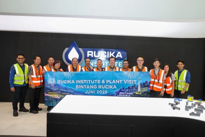 Jajaran manajemen dan mitra toko Bintang Rucika membentangkan spanduk Rucika Institute & Plant Visit di Cibitung untuk transparansi kualitas biaya perpipaan