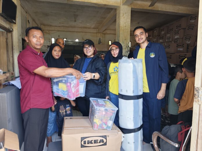 csr IKEA Indonesia IKEA Indonesia menyalurkan bantuan pascabanjir kepada warga Kampung Rantau Bintang, Aceh Tamiang