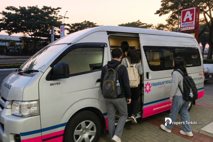 Penumpang menaiki Shuttle Bus Paramount Petals
