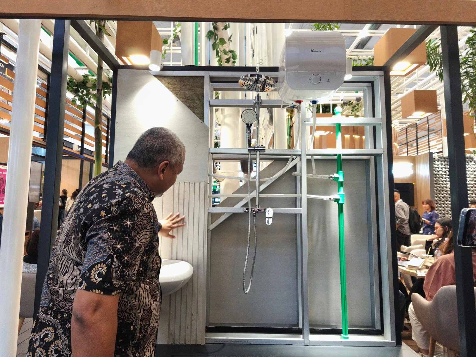 Demo instalasi sistem perpipaan Rucika untuk air panas dan air dingin menggunakan pipa PPR dan KELOX di IndoBuildTech 2026.