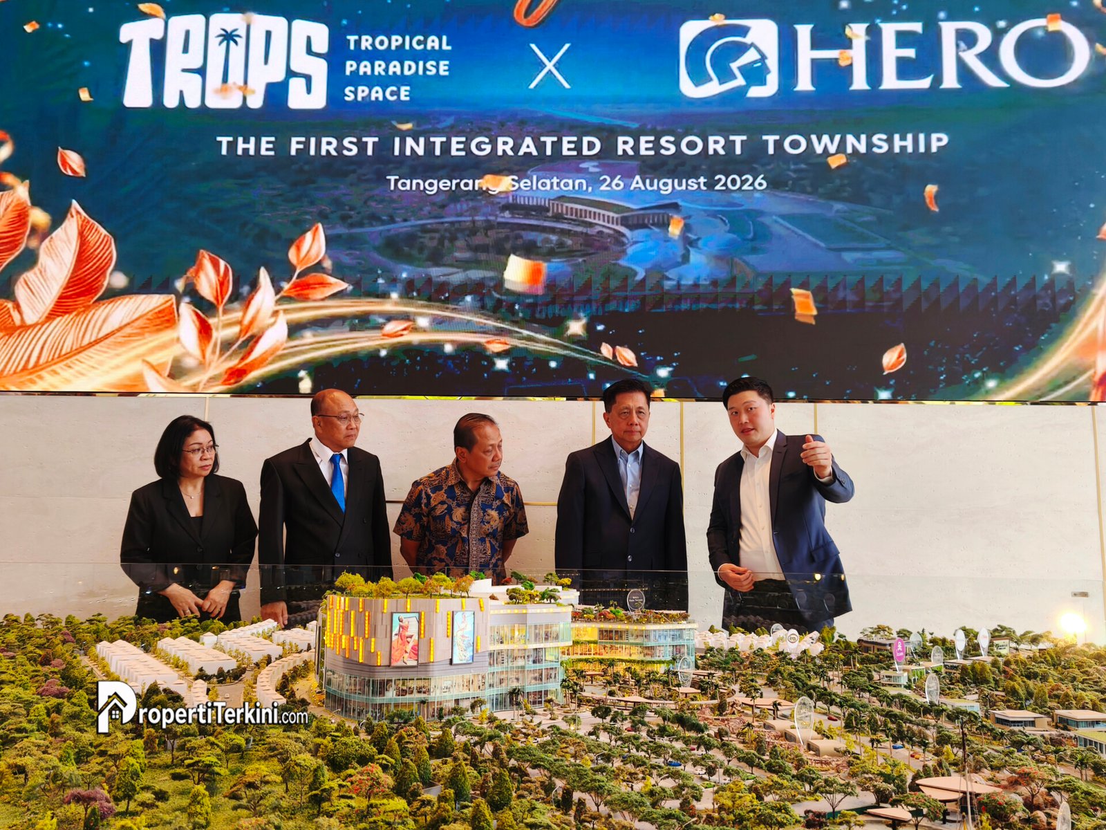 Perwakilan Progress Group dan HERO Supermarket melihat maket Paradise Resort City dalam acara kerja sama di Ciputat, Tangerang Selatan.