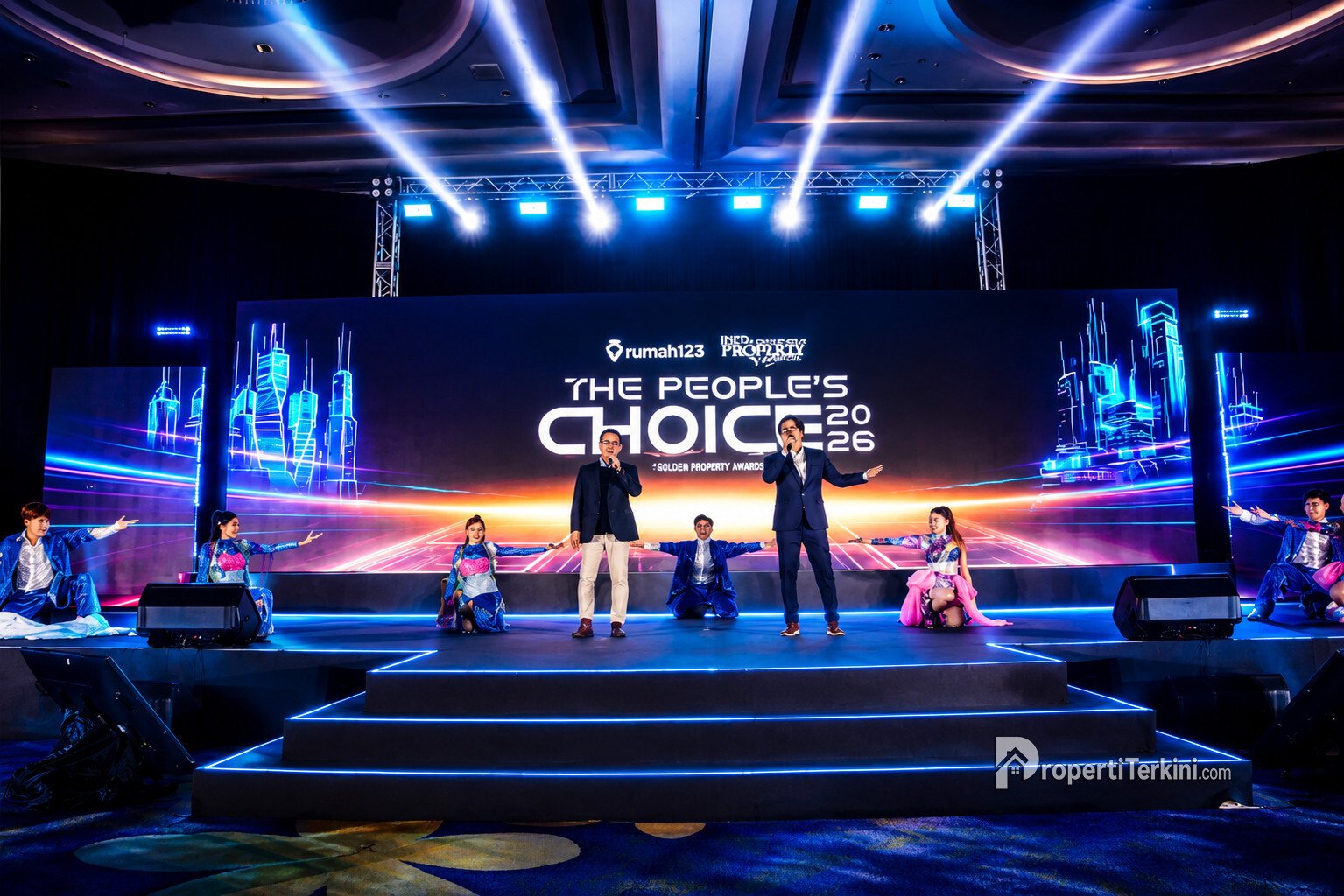 Rumah123 dan Indonesia Property Watch membuka malam penganugerahan The People’s Choice 2026 di Jakarta dengan panggung utama dan pertunjukan pembukaan acara penghargaan properti berbasis suara konsumen.