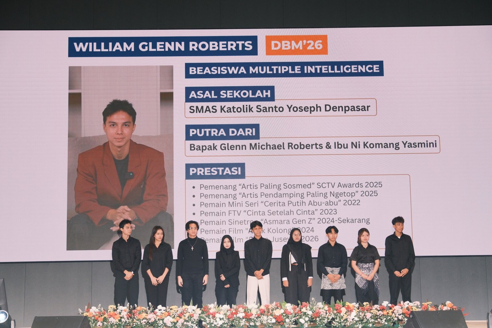 William Robert dan para penerima beasiswa bakat Multiple Intelligence Scholarship Universitas Ciputra Jakarta