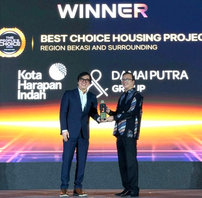 Kelvin O Lesmana Chief Marketing Officer Damai Putra Group menerima penghargaan People Choice’s 2026 untuk Kota Harapan Indah sebagai The Best Choice Housing Project Region Bekasi and Surrounding