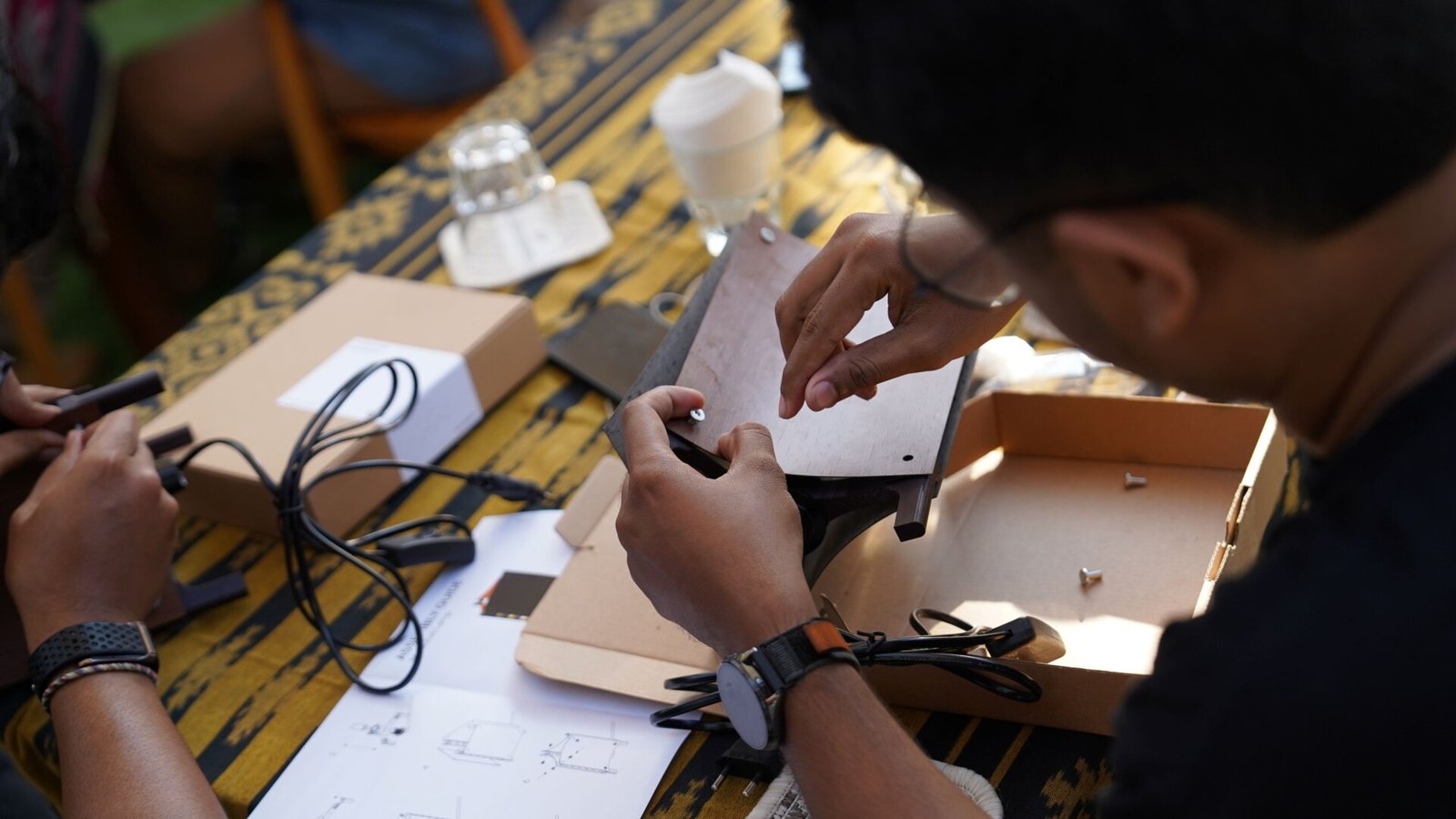 Pemanfaatan sisa produksi HPL TACO menjadi kreasi lampu melalui desain sirkular