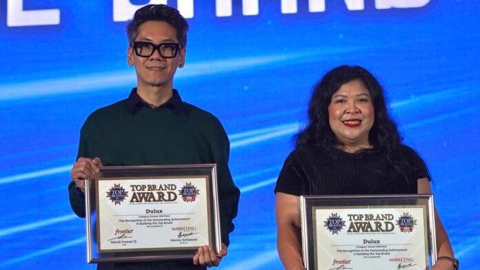 Perwakilan Dulux menerima penghargaan Top Brand Award 2026 kategori Cat Tembok Eksterior dan Interior atas keberhasilan inovasi Dulux di pasar cat Indonesia