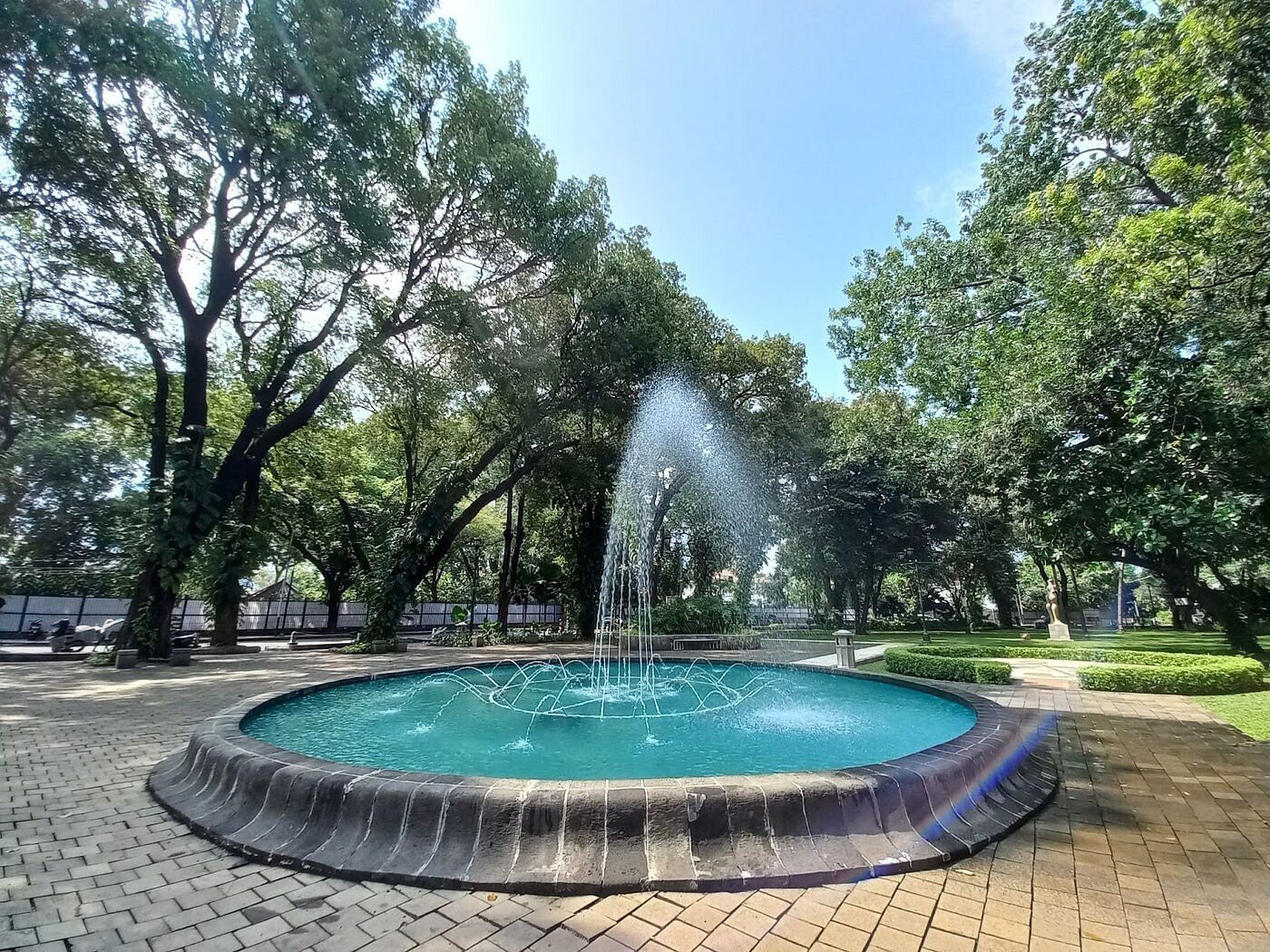 rekomendasi taman kota di Jakarta yang asri untuk tempat nongkrong.