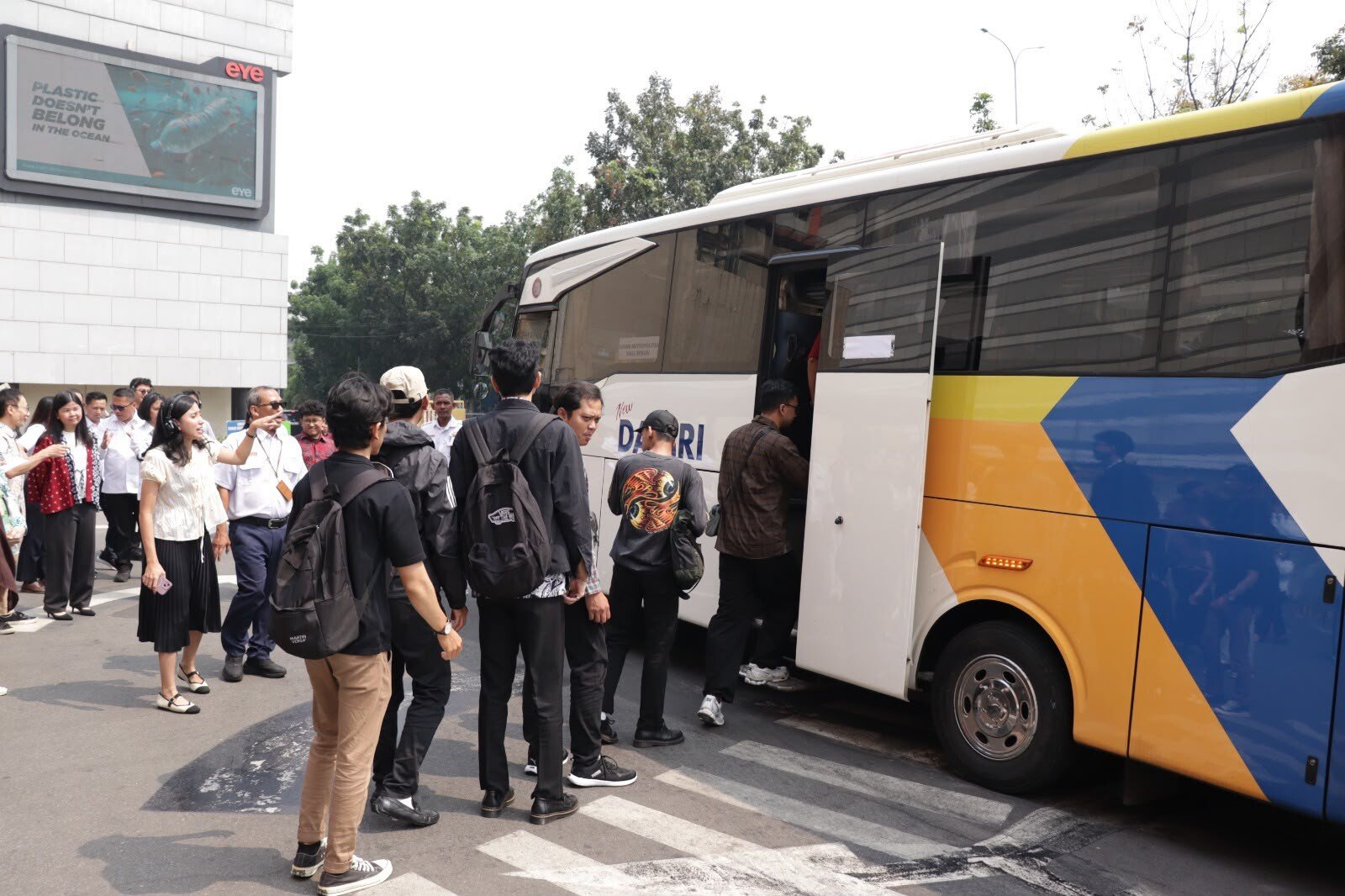 penumpang menggunakan damri grand metropolitan bekasi menuju bandara soekarno-hatta