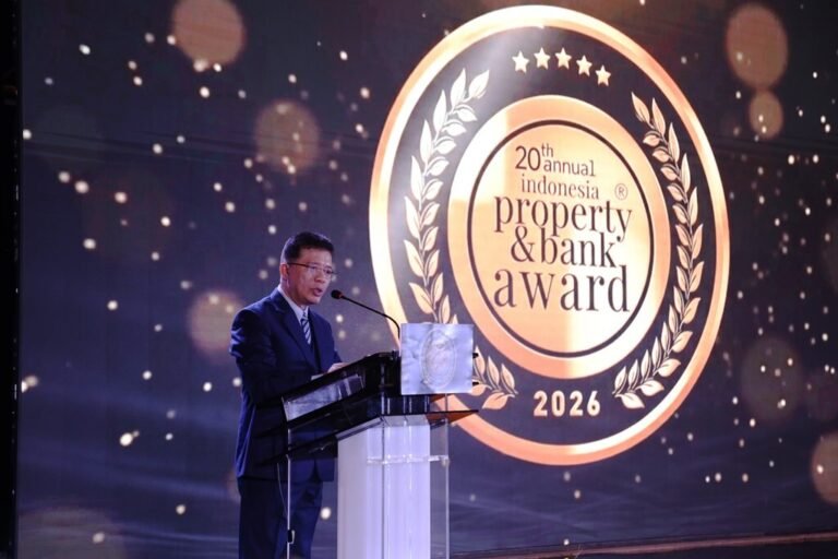 CEO JMN dan Presiden AREA Indonesia Indra Utama menyampaikan sambutan dalam ajang Indonesia Property & Bank Award 2026 di Hotel Mulia Jakarta