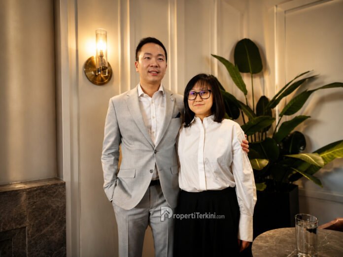 Managing Director CVIG Chandra Leonardi bersama Account Executive CVIG Julie Kwan dalam konferensi pers proyek properti Sydney di Jakarta.