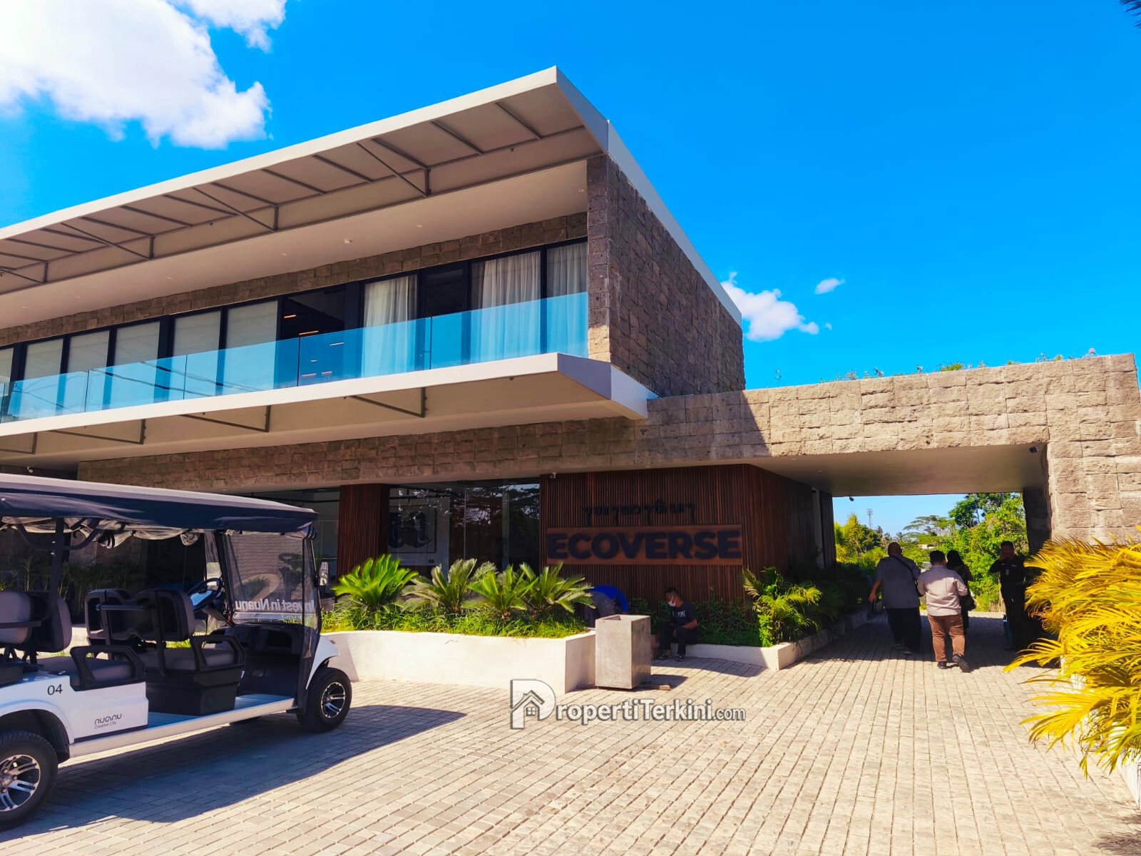 Fasad Ecoverse Nuanu Bali dengan konsep hunian berkelanjutan dan layanan electric buggy di Nuanu Creative City