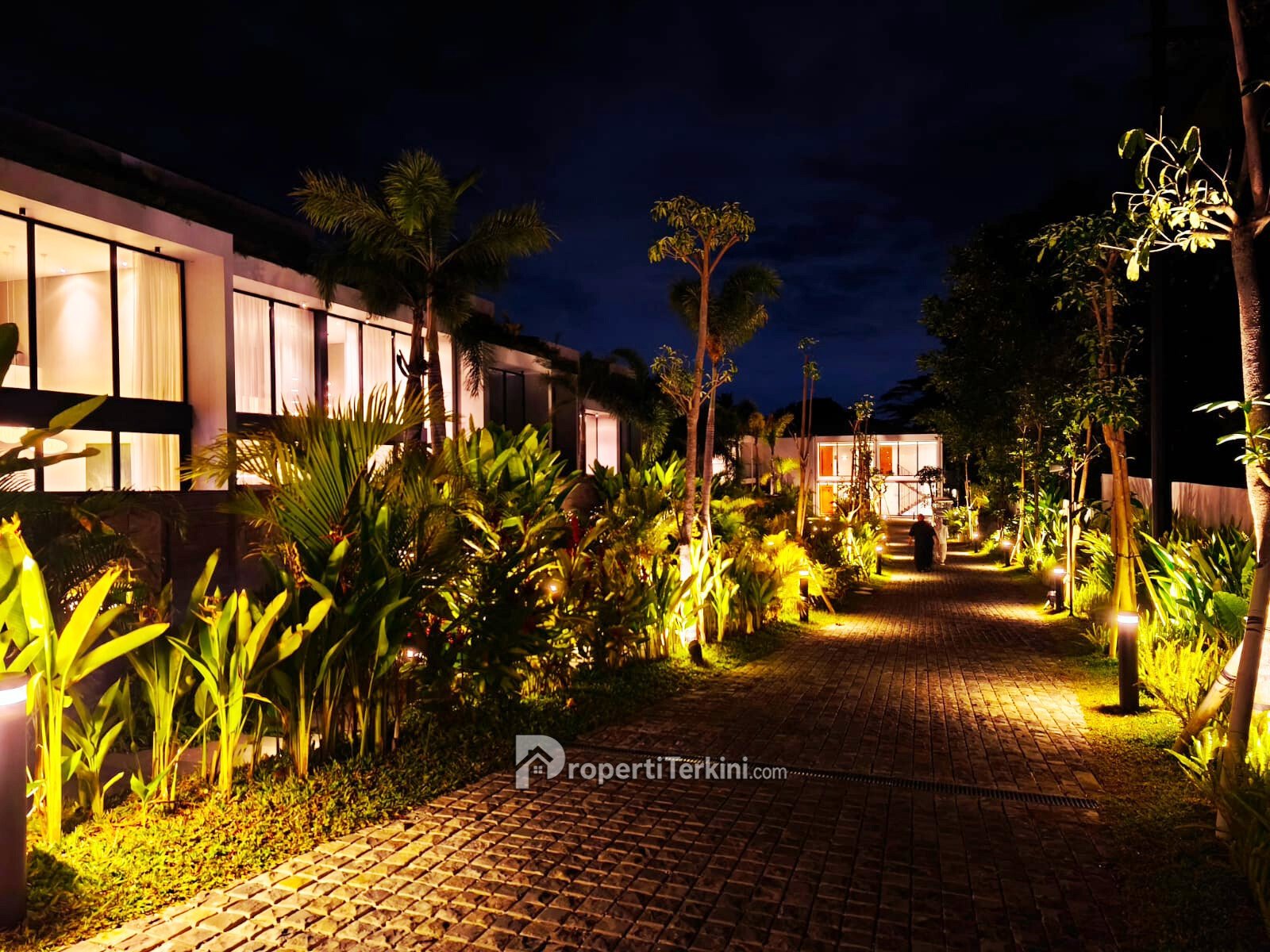 Suasana malam Ecoverse Nuanu Bali dengan pencahayaan lanskap tropis dan konsep eco-friendly luxury living