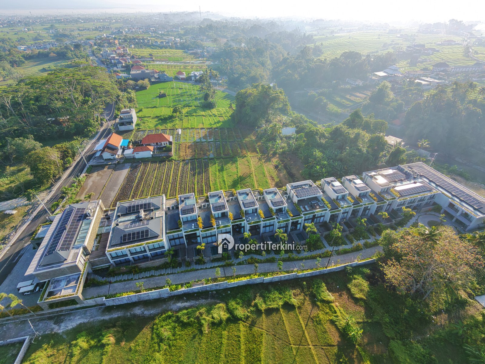 Tampilan udara Ecoverse Nuanu Bali dengan deretan hunian fully furnished dan panel surya yang membidik pasar tinggal jangka menengah Bali