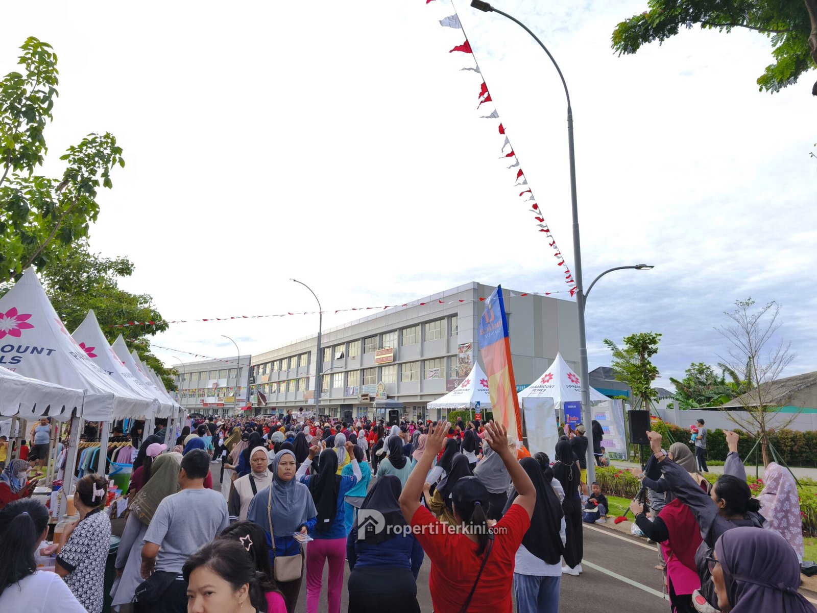 Suasana Urban Market Paramount Petals yang ramai dikunjungi penghuni, komunitas, dan masyarakat sekitar di Paramount Petals Tangerang.