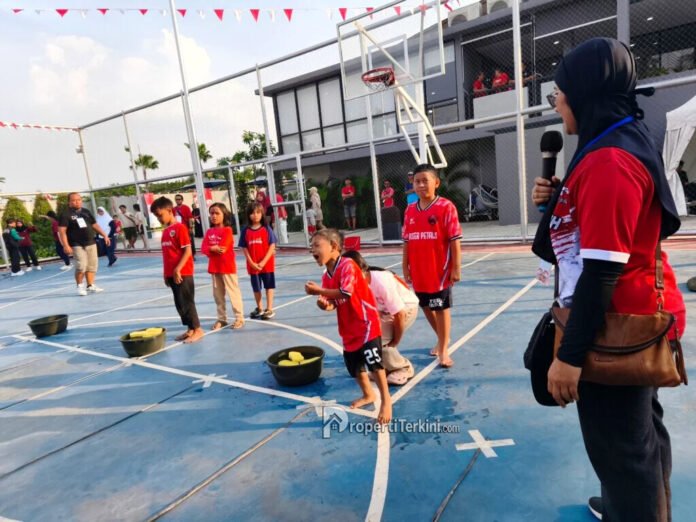 Anak-anak penghuni mengikuti lomba permainan tradisional dalam Festival Kemerdekaan Paramount Petals di kawasan kota mandiri Paramount Petals Tangerang.