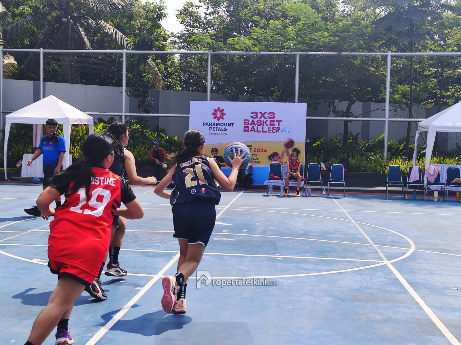 Komunitas olahraga Paramount Petals mengikuti pertandingan basket di fasilitas olahraga kawasan kota mandiri Paramount Petals Tangerang.
