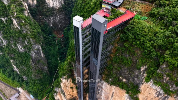Lift tebing raksasa Qingyun dan Fuyao Sky School Bus di Nizhu River Grand Canyon Yunnan China