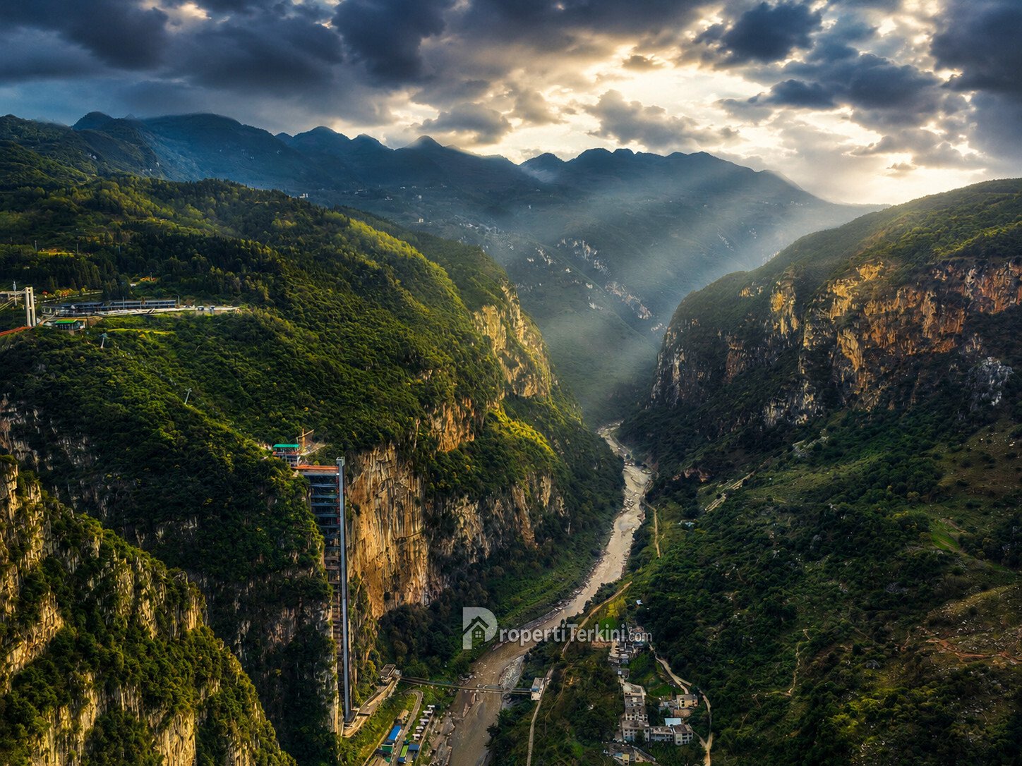 Pemandangan lanskap Nizhu River Grand Canyon dan struktur lift tebing Sky School Bus di Yunnan China