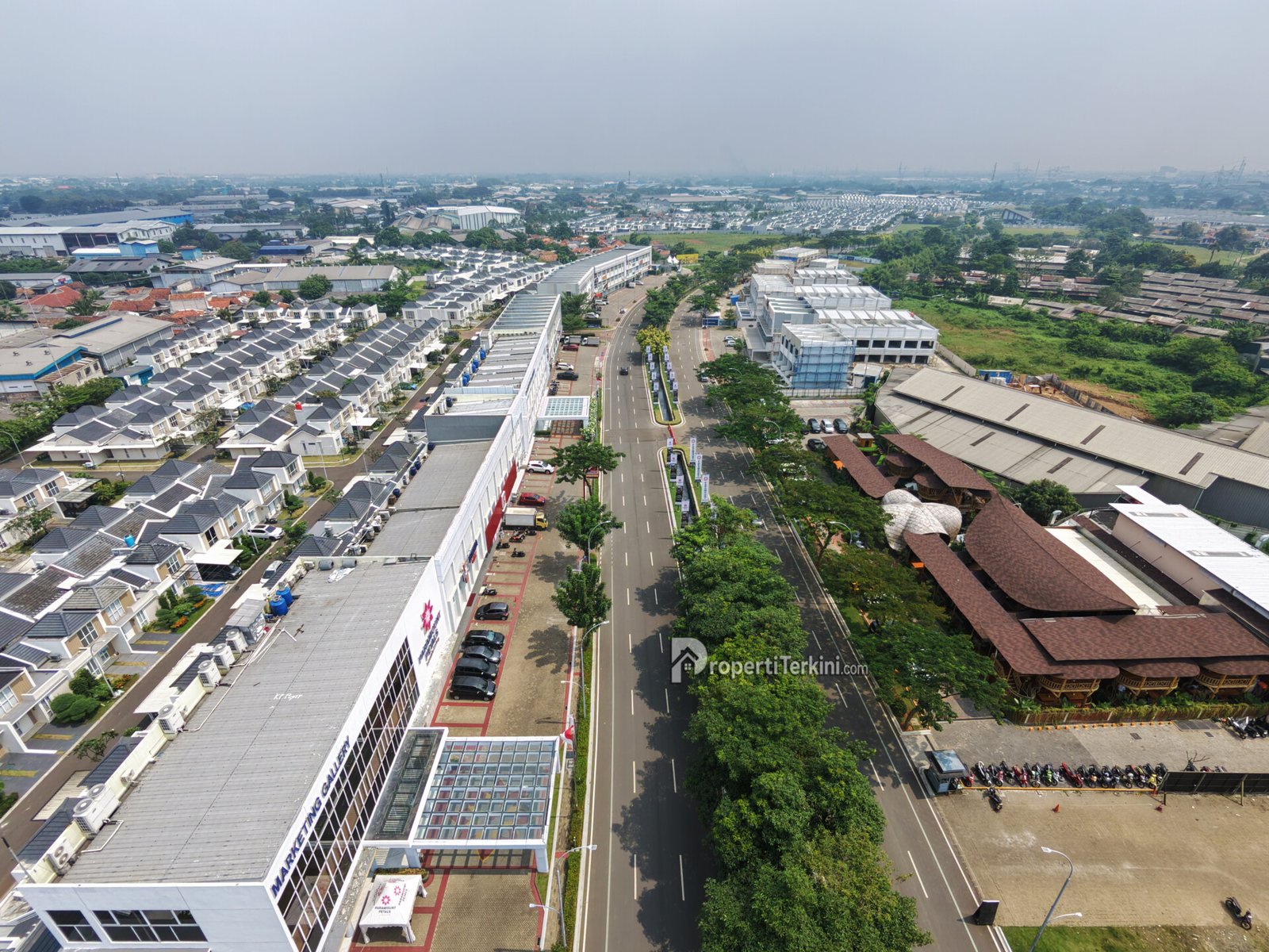 kawasan Paramount Petals yang menampilkan boulevard utama