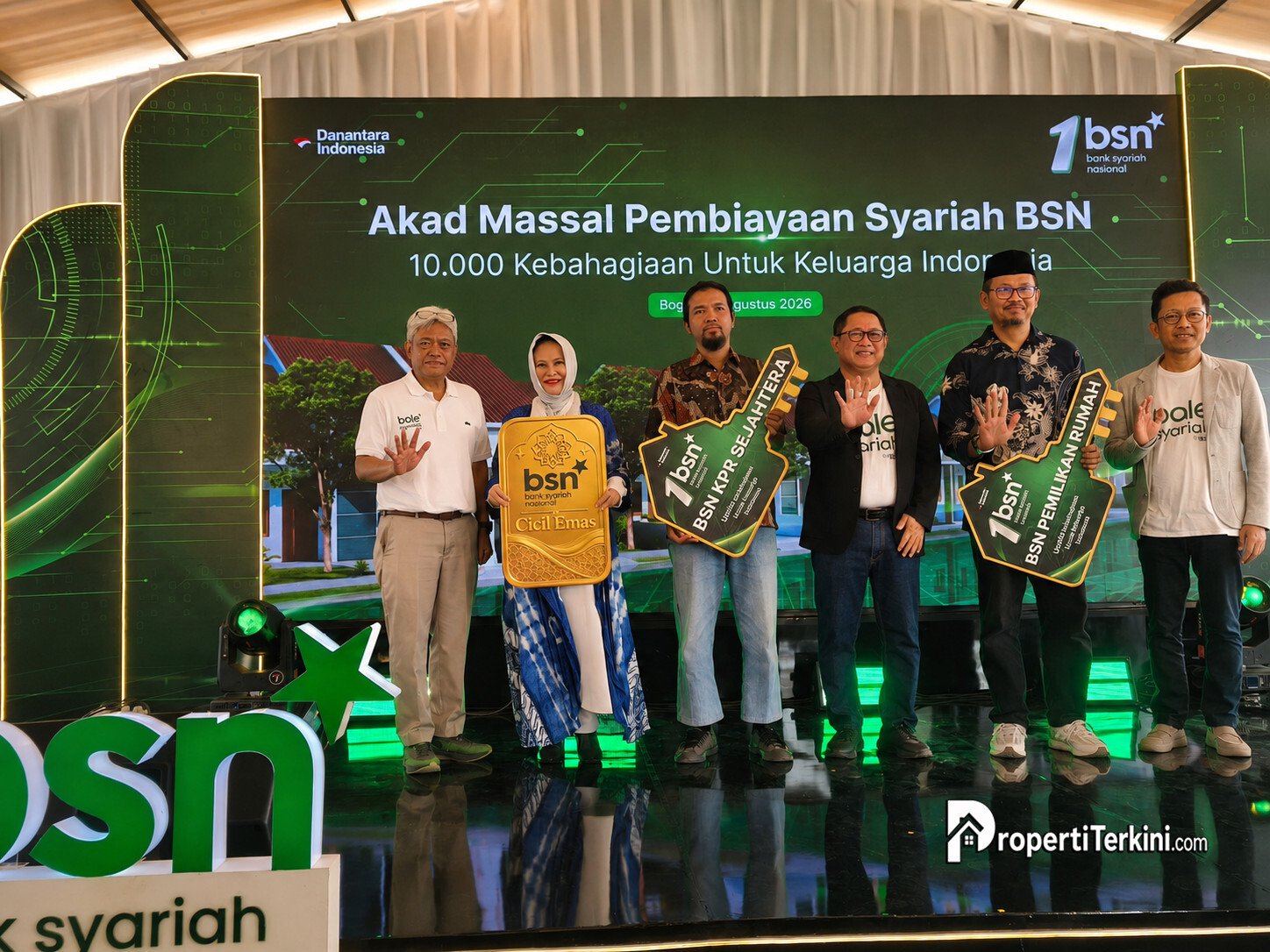 Serah terima kunci rumah kepada perwakilan konsumen dalam akad massal 10.000 pembiayaan syariah BSN di Pesona Prima 9 Cikahuripan