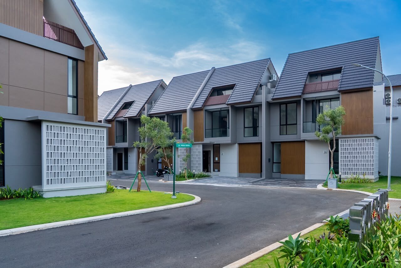 Desain modern tropical pada deretan rumah di Summarecon Crown Gading