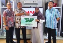 Penyaluran bantuan gempa Flores NTT secara simbolis oleh jajaran direksi PT Sharp Electronics Indonesia kepada perwakilan Human Initiative.