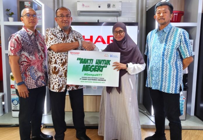 Penyaluran bantuan gempa Flores NTT secara simbolis oleh jajaran direksi PT Sharp Electronics Indonesia kepada perwakilan Human Initiative.