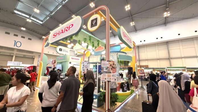 Suasana pengunjung memadati booth Sharp di pameran IIPE 2026 yang memajang air purifier untuk rumah ramah hewan peliharaan.