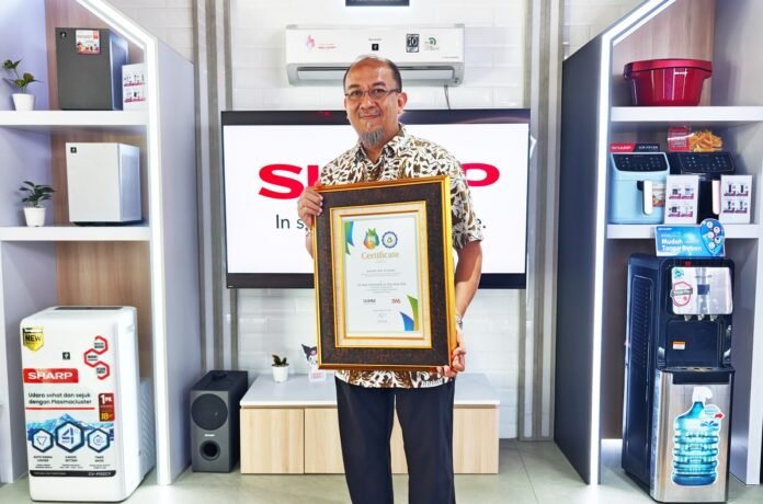 Sharp Indonesia raih penghargaan PR Practitioner 2026, Andry Adi Utomo menerima penghargaan