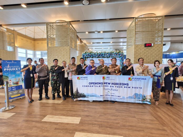 rute penerbangan bali phuket transnusa Seremoni peresmian rute penerbangan Bali-Phuket oleh manajemen TransNusa bersama jajaran stakeholder di Bandara Internasional I Gusti Ngurah Rai.