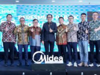 Manajemen Midea bersama Wakil Menteri Perindustrian Faisol Riza saat peresmian pabrik Midea di Cikarang